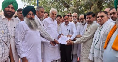 *किसानों की हितेषी पार्टी इनैलो के अध्यक्ष रामपाल माजरा ने चीका और सुनैना चौटाला ने फतेहाबाद की मंडियों में पहुंचकर किसानों के साथ हो रही लूट का किया विरोध*