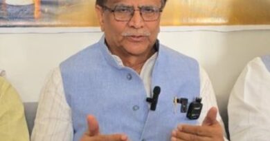 हरियाणा भाजपा के पूर्व अध्यक्ष एवं राष्ट्रीय सचिव ओमप्रकाश धनखड़ ने वोट चोरी के आरोपो पर शनिवार को राहुल गांधी पर पलटवार करते हुए कहा “राहुल गांधी द्वारा फोड़ा गया हाईड्रोजन बम अब हरियाणा में भी फुस्स हो गया है फुस्स। धनखड़ ने कहा कि राहुल गांधी के पास न तो तथ्यों की जानकारी होती है और न ही ज़मीनी हकीकत की समझ होती है। इसी कारण वे बार-बार जनता के सामने हो जाते हैं “टॉय-टॉय फुस*