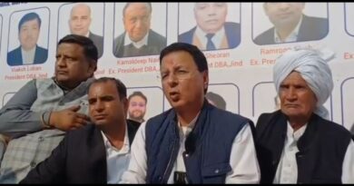 कांग्रेस महासचिव सुरजेवाला ने प्रेस कॉन्फ्रेंस के दौरान कानून-व्यवस्था से लेकर खिलाड़ियों की मौत और किसानों के मुद्दों पर सरकार को कटघरे में किया खड़ा*