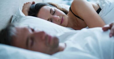 पति पत्नि के चिपक कर सोने के हैं कमाल के फायदे, जो हर कपल को जानने चाहिए, सेहत और प्यार दोनों के लिए फायदेमंद पति पत्नी का चिपक कर सोना*