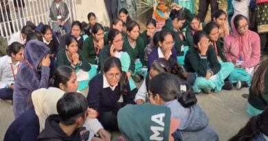 SDM ने नर्सिंग कॉलेज की छात्राओं को दिया सुरक्षा का आश्वासन / तीन मांगों पर सहमति बनने के बाद नर्सिंग कॉलेज छात्राओं का धरना खत्म!*