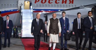 रूसी राष्ट्रपति पुतिन को प्लेन से उतरते ही मिला सरप्राइज / प्रोटोकॉल तोड़कर PM मोदी ने रूसी राष्ट्रपति का किया स्वागत*