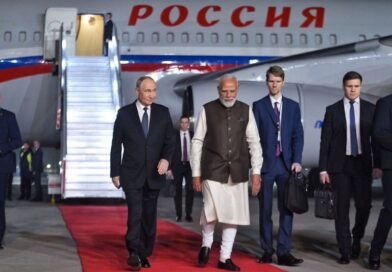 रूसी राष्ट्रपति पुतिन को प्लेन से उतरते ही मिला सरप्राइज / प्रोटोकॉल तोड़कर PM मोदी ने रूसी राष्ट्रपति का किया स्वागत*