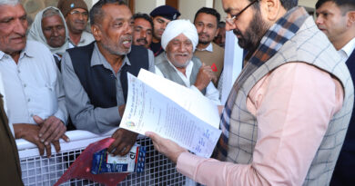 *हरियाणा के मुख्यमंत्री नायब सिंह सैनी चंडीगढ़ में आज सीएम आवास संत कबीर कुटीर पर जन समस्याएँ सुनते हुए*