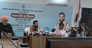 *मुख्यमंत्री नायब सैनी ने हरियाणा निवास चंडीगढ़ में आयोजित प्रेसवार्ता में पत्रकारों को सम्बोधित करते हुए/ साथ में है सूचना एवं जनसंपर्क विभाग के महानिदेशक के एम पांडुरंग*