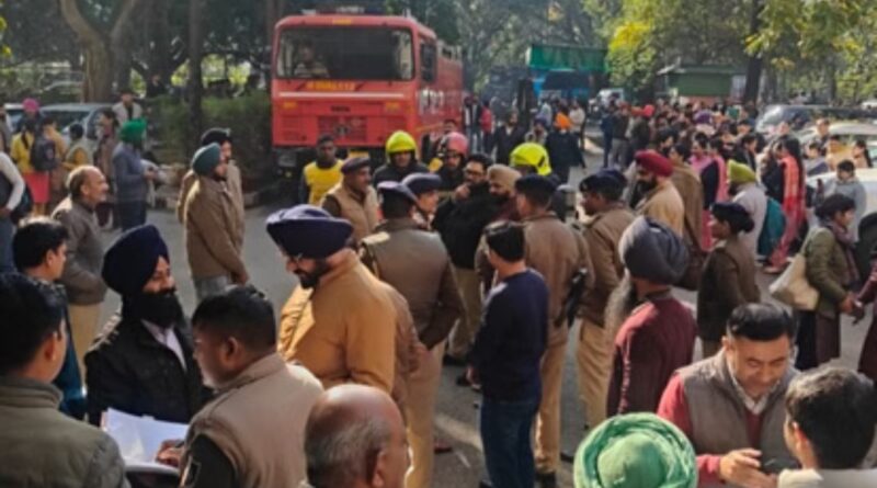 पंजाब सिविल सेक्रेटेरिएट को बम से उड़ाने की धमकी / खाली करवाए गए सचिवालय!*