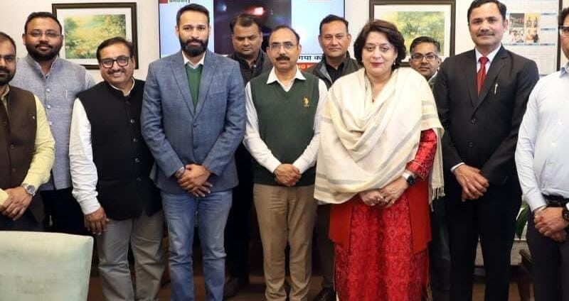 *6 दिनो से हरियाणा में चली आ रही है तहसीलदारों की हड़ताल खत्म / FCR के साथ हुई बैठक में लिया गया निर्णय / कल से काम पर लौटेंगे तहसीलदार व नायब तहसीलदार*