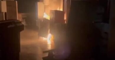 चंडीगढ़ के डीसी ऑफिस में रात के अंधेरे में उठने लगी आग की लपटें/ बुझाने में जुटे दमकल कर्मी*