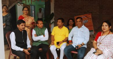 *हरियाणा अनुसूचित मोर्चा के अध्यक्ष एवं पूर्व MLA सत्यप्रकाश जरावता असम के श्रीभूमि (करीमगंज) विधानसभा, श्री रामकृष्ण नगर में चुनावी ड्यूटी के दौरान स्थानीय नेताओं के साथ मीटिंग करते हुए*