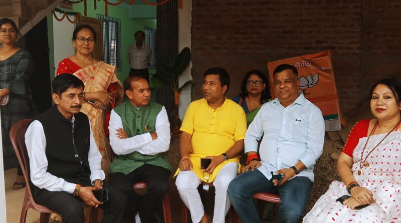 *हरियाणा अनुसूचित मोर्चा के अध्यक्ष एवं पूर्व MLA सत्यप्रकाश जरावता असम के श्रीभूमि (करीमगंज) विधानसभा, श्री रामकृष्ण नगर में चुनावी ड्यूटी के दौरान स्थानीय नेताओं के साथ मीटिंग करते हुए*