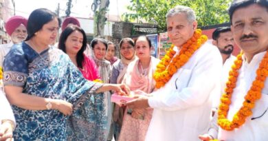 पूर्व मंत्री कंवरपाल ने नारी शक्ति वंदन अधिनियम के ऐतिहासिक निर्णय पर पीएम मोदी का आभार जताने के साथ महिलाओं को मिठाई बांटकर दी बधाई*