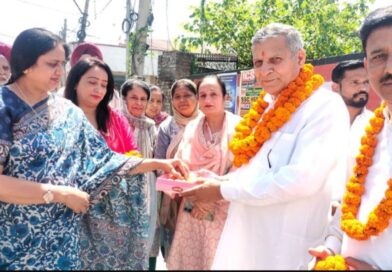 पूर्व मंत्री कंवरपाल ने नारी शक्ति वंदन अधिनियम के ऐतिहासिक निर्णय पर पीएम मोदी का आभार जताने के साथ महिलाओं को मिठाई बांटकर दी बधाई*