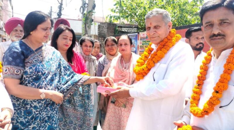 पूर्व मंत्री कंवरपाल ने नारी शक्ति वंदन अधिनियम के ऐतिहासिक निर्णय पर पीएम मोदी का आभार जताने के साथ महिलाओं को मिठाई बांटकर दी बधाई*