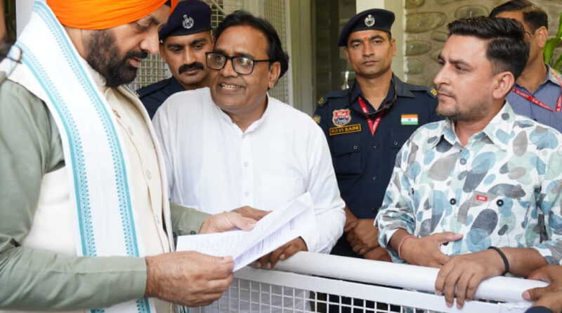 हरियाणा के मुख्यमंत्री नायब सिंह सैनी ने आज चंडीगढ़ में संत कबीर कुटीर पर लोगों की समस्याएं सुन किए समाधान के आदेश*