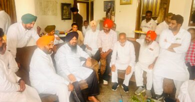 *पूर्व विधायक लक्ष्मण सिंह नापा ने आज अपने साथियों के साथ अल्पसंख्यक आयोग के नवनियुक्त चेयरमैन हरजीत सिंह ग्रेवाल से भेंट कर दी बधाई / इस अवसर पर दोनों ने विभिन्न विषयों पर सार्थक चर्चा भी की*