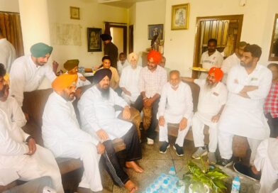 *पूर्व विधायक लक्ष्मण सिंह नापा ने आज अपने साथियों के साथ अल्पसंख्यक आयोग के नवनियुक्त चेयरमैन हरजीत सिंह ग्रेवाल से भेंट कर दी बधाई / इस अवसर पर दोनों ने विभिन्न विषयों पर सार्थक चर्चा भी की*
