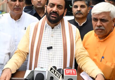 *हरियाणा के मुख्यमंत्री नायब सैनी रोहतक में मीडिया से रूबरू होते हुए / साथ मे विशेष रूप से मौजूद है प्रदेश मीडिया सह प्रभारी शमशेर खरक*