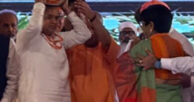 *यूपी के सीएम योगी ने एससी मोर्चा के प्रदेश अध्यक्ष सत्य प्रकाश जरावता के सिर पर रखा पवित्र मिट्टी से सुशोभित कलश / संत शिरोमणि गुरु रविदास जी की जन्मभूमि से पवित्र मिट्टी लेकर वीरवार को गुरुग्राम पहुंचेगा भाजपा प्रतिनिधिमंडल*