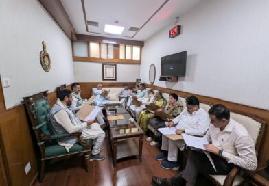 हरियाणा विधान सभा सचिवालय में बुधवार को बीएसी बैठक की अध्यक्षता करते विस अध्यक्ष हरविन्द्र कल्याण / साथ हैं मुख्यमंत्री नायब सिंह एवं एलोपी लीडर भूपेंद्र हूडा औऱ विधानसभा सेक्रेटरी IAS वीरेंद्र दहिया* बैठक में आगामी मानसून सत्र के कार्य एवं कार्यसूची पर विस्तार से किया गया विचार-विमर्श*