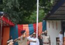 *हरियाणा सिविल सचिवालय में विशेष सचिव, स्थापना, मुनीश नागपाल IAS सीआईएसएफ की पीएंडएचसीएस यूनिट में स्वतंत्रता दिवस समारोह में ध्वज को सलामी देते हुए / साथ मे है CISF कमांडेंट ललिल पंवार*