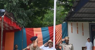 *हरियाणा सिविल सचिवालय में विशेष सचिव, स्थापना, मुनीश नागपाल IAS सीआईएसएफ की पीएंडएचसीएस यूनिट में स्वतंत्रता दिवस समारोह में ध्वज को सलामी देते हुए / साथ मे है CISF कमांडेंट ललिल पंवार*