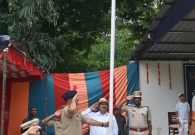 *हरियाणा सिविल सचिवालय में विशेष सचिव, स्थापना, मुनीश नागपाल IAS सीआईएसएफ की पीएंडएचसीएस यूनिट में स्वतंत्रता दिवस समारोह में ध्वज को सलामी देते हुए / साथ मे है CISF कमांडेंट ललिल पंवार*