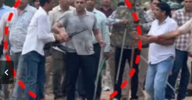 प्रदर्शनकारियों पर CIA इंचार्ज ने तानी एके-47/ रोकने के लिए दौड़कर भागे अधिकारी!*