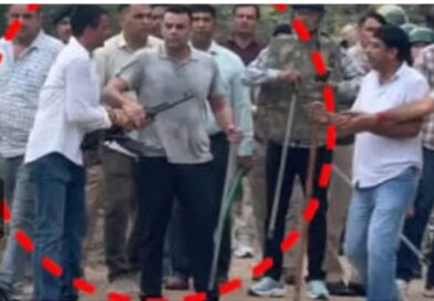 प्रदर्शनकारियों पर CIA इंचार्ज ने तानी एके-47/ रोकने के लिए दौड़कर भागे अधिकारी!*