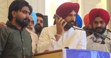 पंजाब कांग्रेस अध्यक्ष राजा वड़िंग ने चन्नी समर्थक को मंच पर बुला कर पूर्व सीएम चन्नी को लगवाया फोन/ कहा-दबाकर लगाओ नारे*