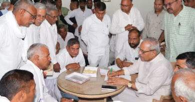 *हरियाणा के जन स्वास्थ्य अभियांत्रिकी मंत्री रणबीर गंगवा हिसार में नागरिकों की समस्याएं सुनते हुए*