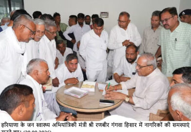 *हरियाणा के जन स्वास्थ्य अभियांत्रिकी मंत्री रणबीर गंगवा हिसार में नागरिकों की समस्याएं सुनते हुए*