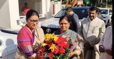 *हरियाणा भाजपा प्रदेशाध्यक्षा डॉ अर्चना गुप्ता हरियाणा प्रभारी एवं राष्ट्रीय महासचिव स्मृति ईरानी का पंचकूला पहुचने पर पुष्प गुच्छ देकर अभिनन्दन करते हुए*