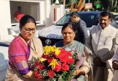 *हरियाणा भाजपा प्रदेशाध्यक्षा डॉ अर्चना गुप्ता हरियाणा प्रभारी एवं राष्ट्रीय महासचिव स्मृति ईरानी का पंचकूला पहुचने पर पुष्प गुच्छ देकर अभिनन्दन करते हुए*